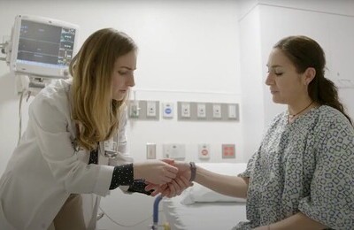 Кодирование Аквилонг в Феодосии Врач держит пациентку за руку