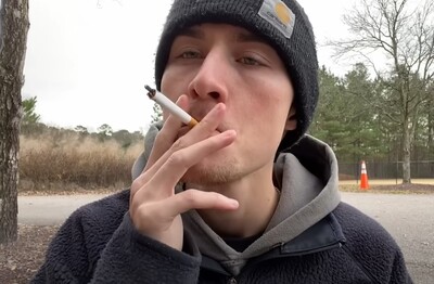 Лечение зависимости от табакокурения в Феодосии Мужчина с сигаретой делает затяжку