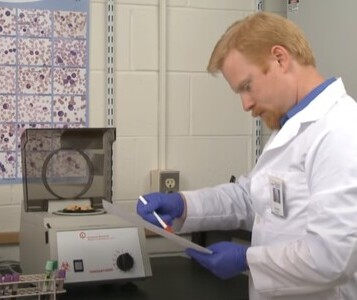 Клиника лечения наркозависимости в Феодосии Врач в кабинете клиники